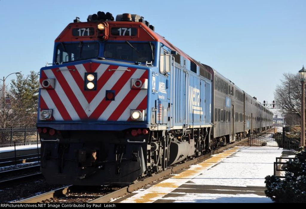 Outbound commuter rolls west into the station